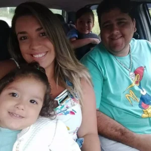 Thayane Garrão's Family Photo with her Husband and Kids