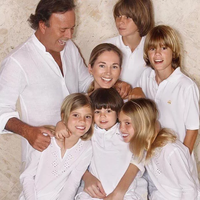 mirana rijnsburger with her kids (sons and daughter) Miguel Alejandro, Rodrigo, Guillermo the twin daughters