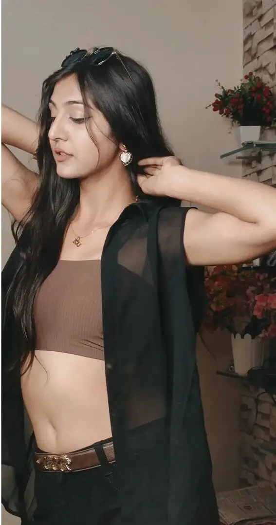 Gudu Rawal Hot Navel in saree