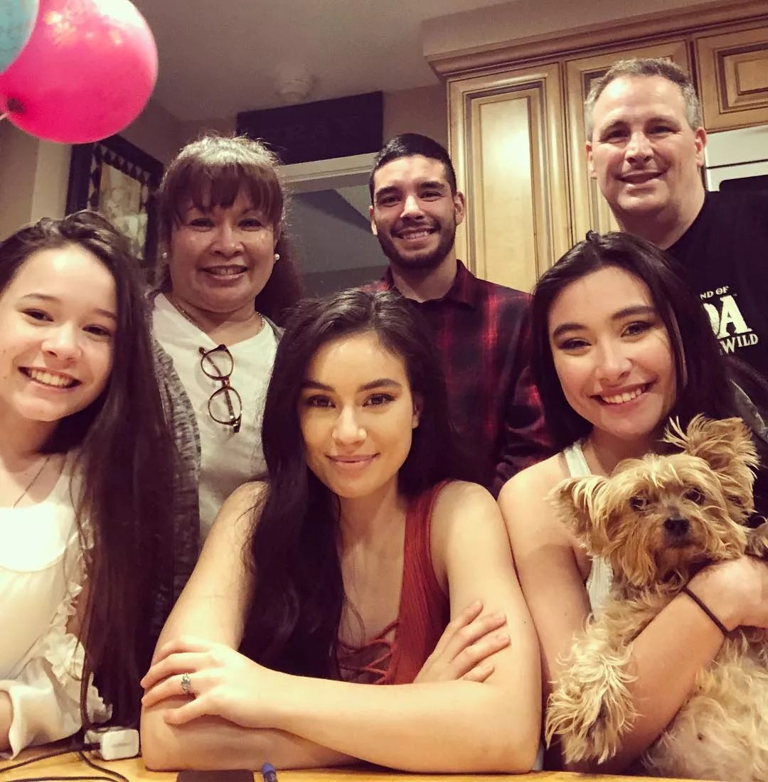 madalyn with her father, mother, sister and brother (family photo)