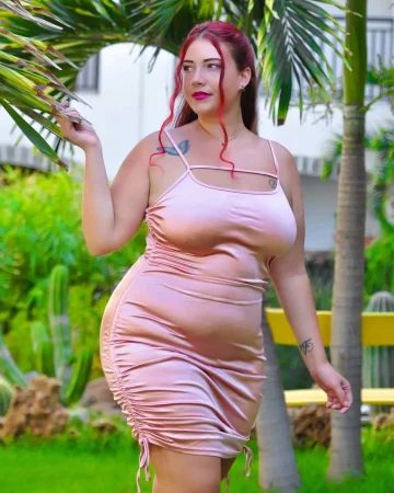 Lalli Tempodiviaggi hot and sexy body Lalli Tempodiviaggi big body curvy woman