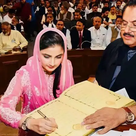 Sania Ashiq parliament sania ashiq hot, mobile number, mariam nawaz, photos, images, videos, boyfriend, marriage