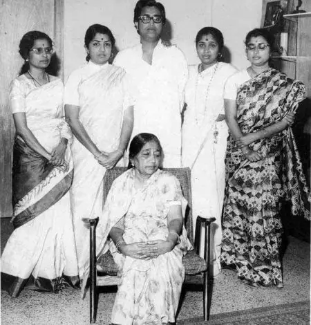 Shevanti Mangeshkar old age Hridayanath mangeshkar mother, Shevanti mangeshkar death, age, husband, photos, story